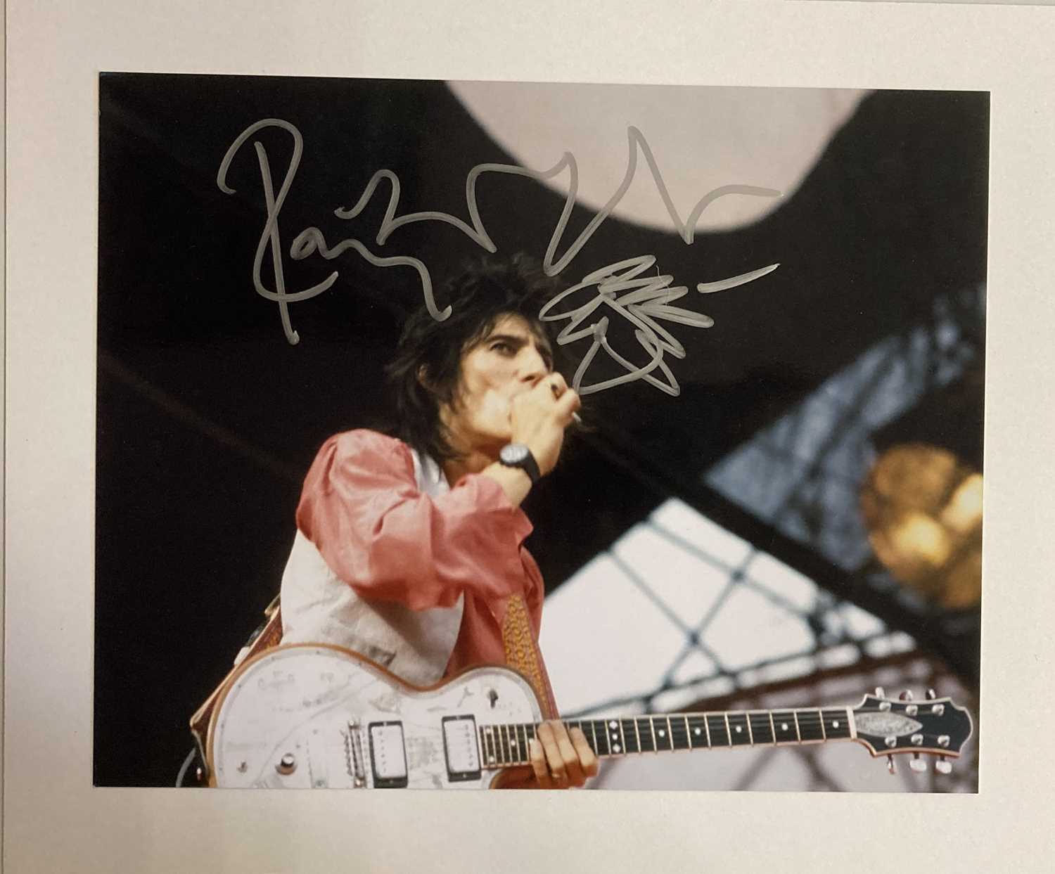 Lot 563 - RONNIE WOOD SIGNED PHOTO