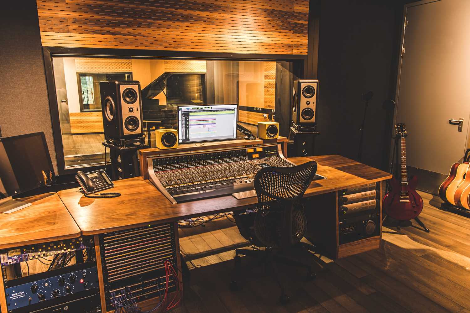 Lot 38 - ONE TO ONE MIXING MASTERCLASS AT UNIVERSAL MUSIC STUDIOS, LONDON
