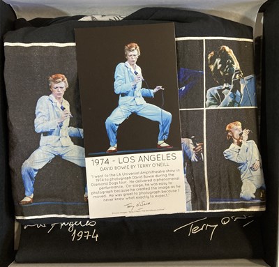 Lot 571 - DAVID BOWIE / TERRY O'NEILL T-SHIRT / BOOK