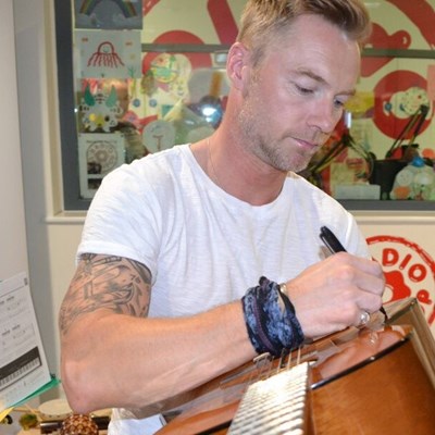 Lot 233 - RONAN KEATING SIGNED GUITAR.