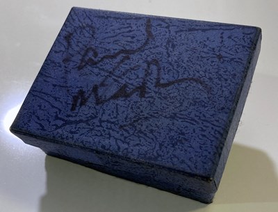 Lot 230 - PAUL MCCARTNEY AUTOGRAPH ON BADGE BOX.