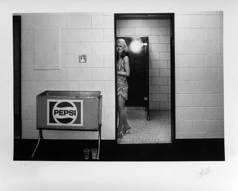 Lot 148 - DEBBIE HARRY BACKSTAGE PHILADELPHIA 1977 - SIGNED LTD EDITION PHOTO PRINT.