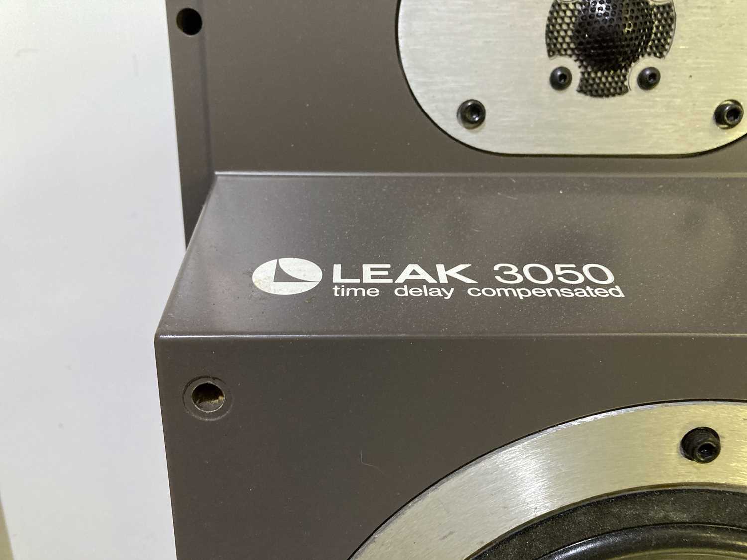 Lot 15 LEAK 3050 SPEAKERS.
