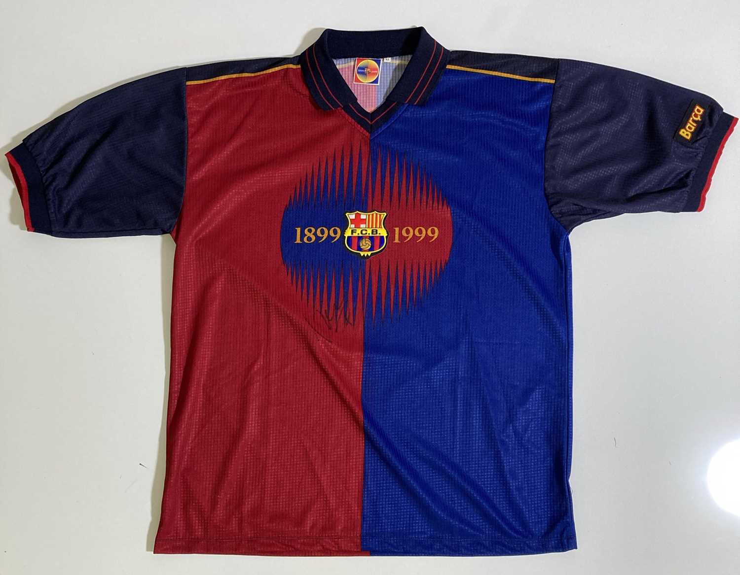 Lot 139 - FC BARCELONA - A SIGNED FOOTBALL SHIRT.