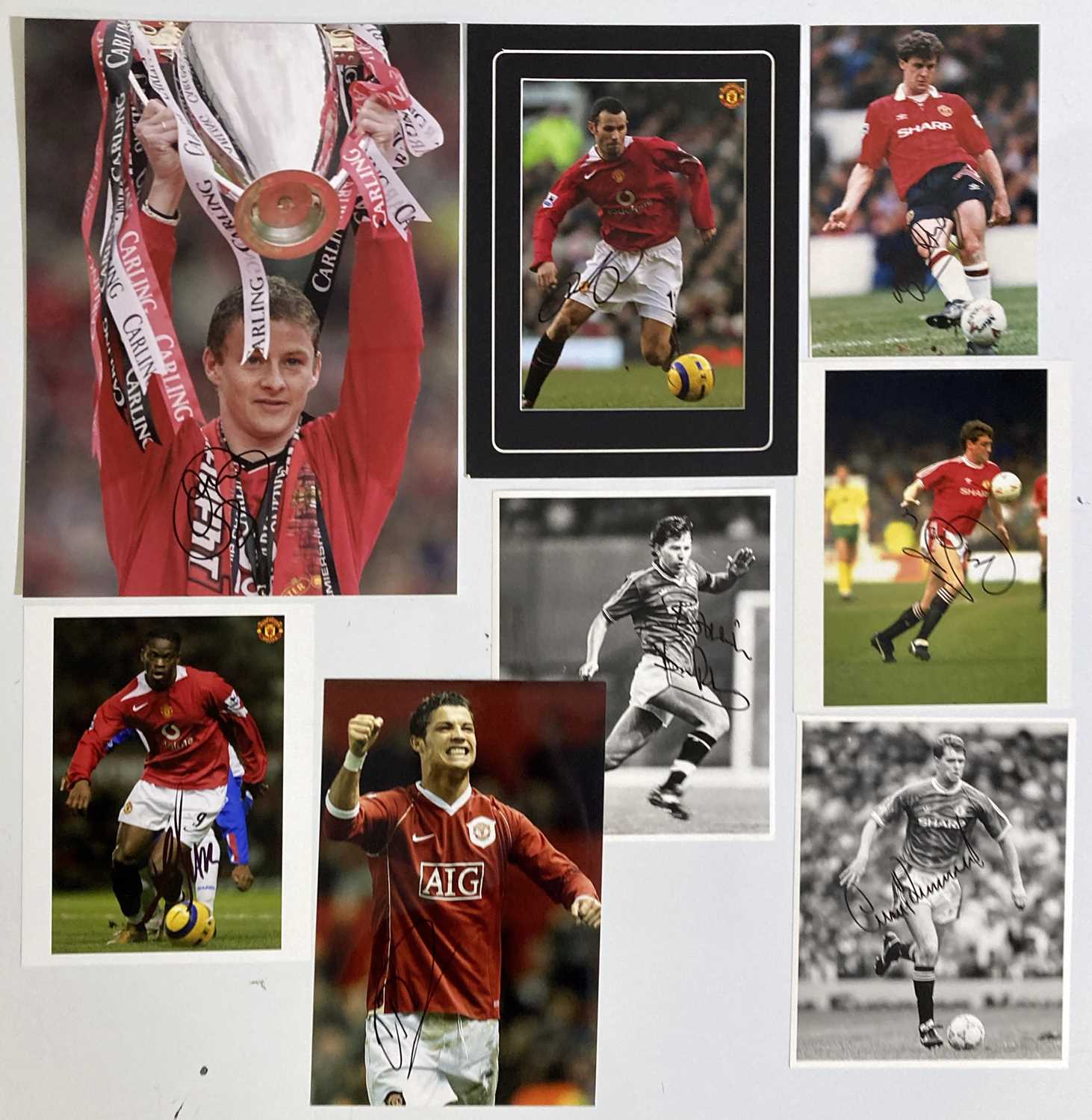 Lot 161 - FOOTBALL AUTOGRAPHS - MANCHESTER UNITED STARS.