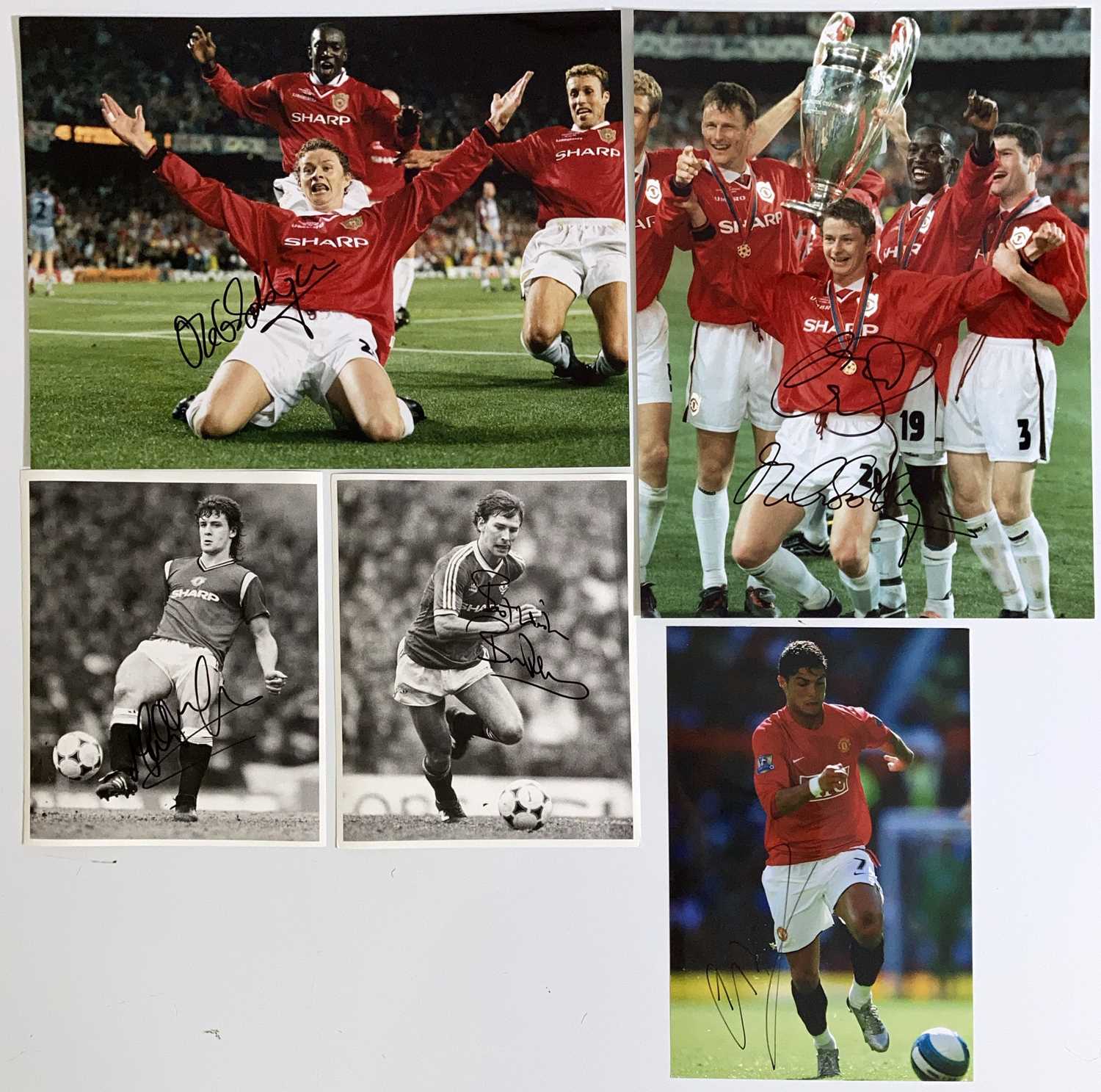 Lot 162 - FOOTBALL AUTOGRAPHS - MANCHESTER UNITED STARS.