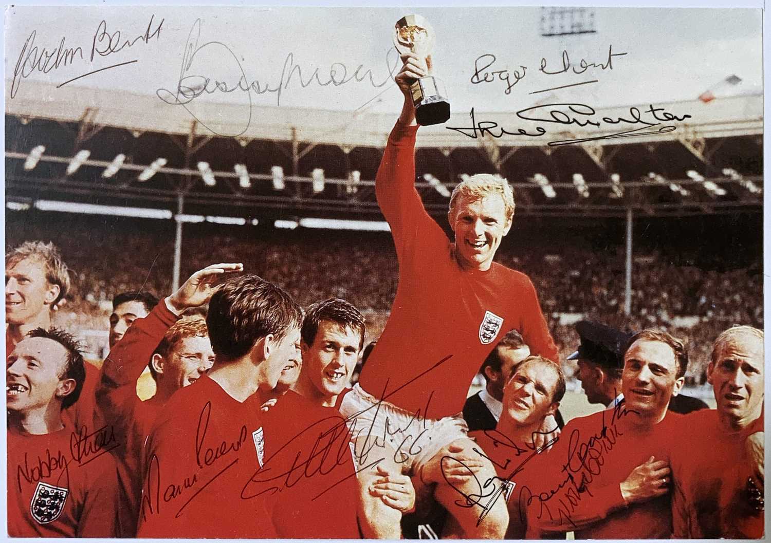 Lot 182 - ENGLAND 1966 WORLD CUP WINNERS SIGNED PHOTO.