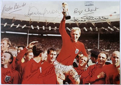 Lot 182 - ENGLAND 1966 WORLD CUP WINNERS SIGNED PHOTO.