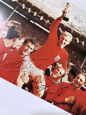 Lot 182 - ENGLAND 1966 WORLD CUP WINNERS SIGNED PHOTO.