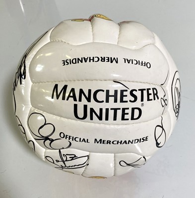 Lot 197 - MANCHESTER UNITED - A SIGNED FOOTBALL.