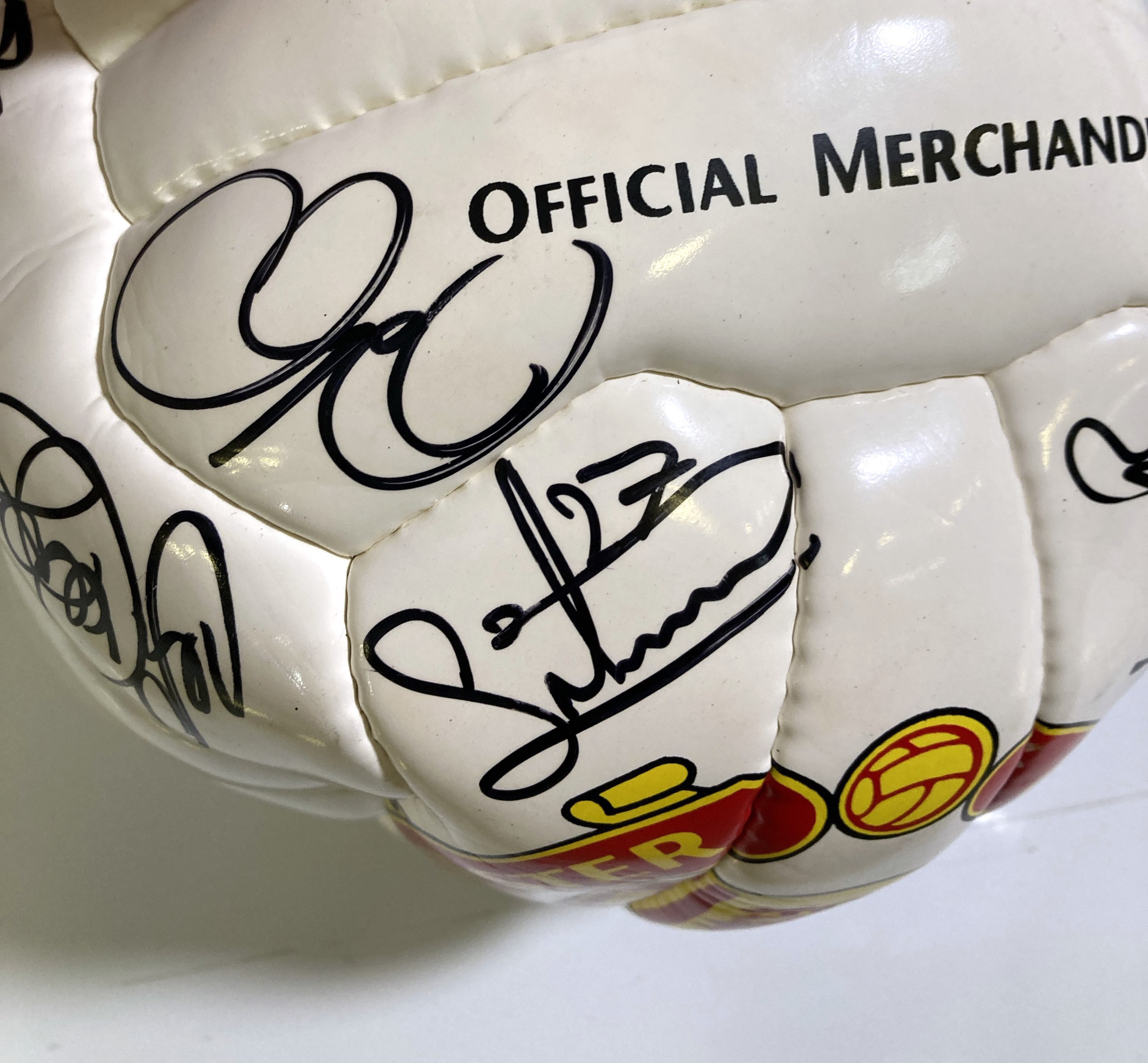 Lot 197 - MANCHESTER UNITED - A SIGNED FOOTBALL.