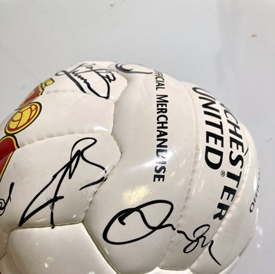 Lot 197 - MANCHESTER UNITED - A SIGNED FOOTBALL.