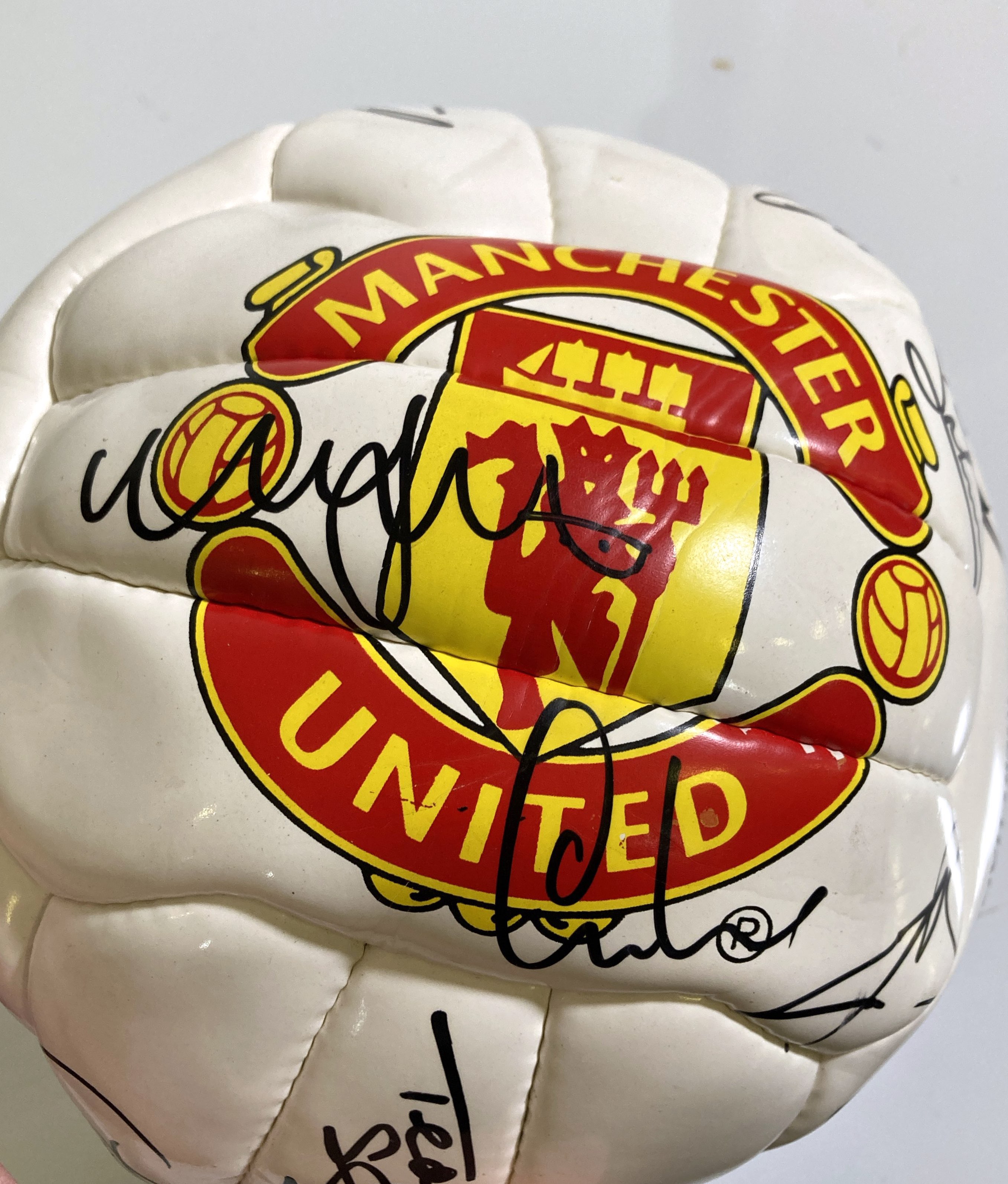 Lot 197 - MANCHESTER UNITED - A SIGNED FOOTBALL.