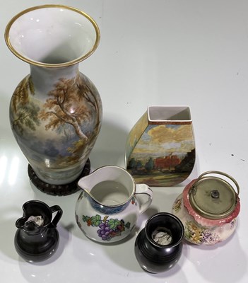 Lot 31 - CERAMICS / POTTERY TO INCLUDE VASES AND JUGS