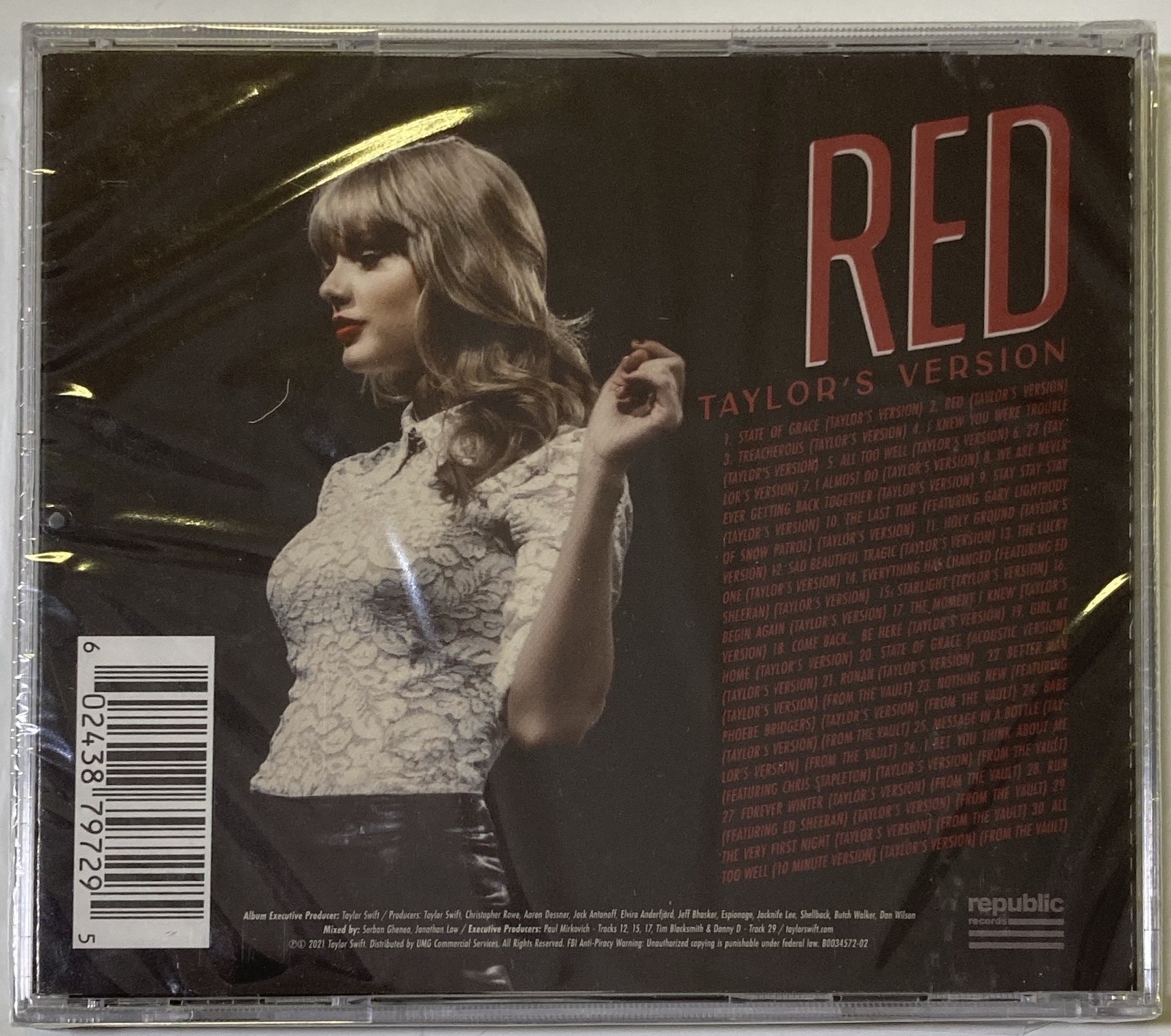 Lot 386 - TAYLOR SWIFT - RED (TAYLOR'S VERSION) CD