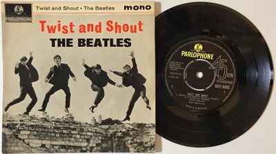 Lot 1 - THE BEATLES - TWIST AND SHOUT EP - MISPRESSING WITH GERRY AND THE PACEMAKERS (GEP 8882)