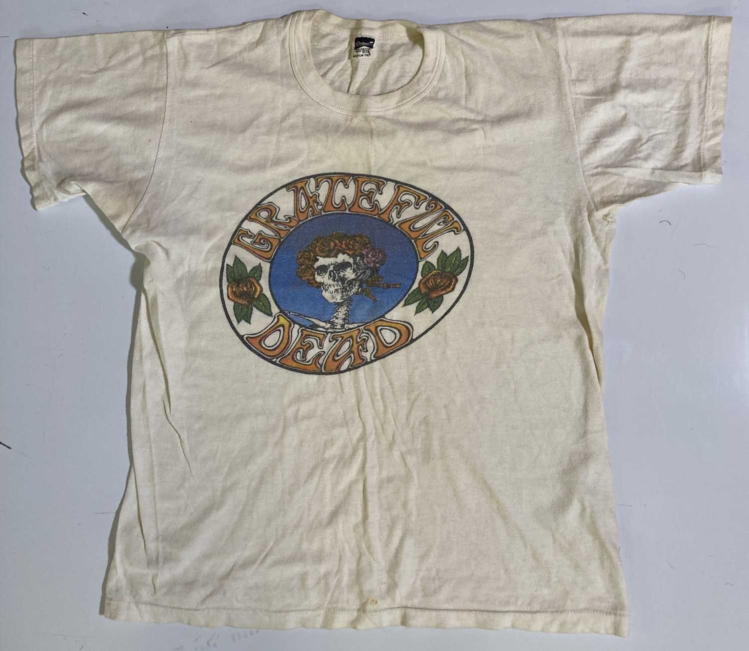 Lot 159 - GRATEFUL DEAD - AN ORIGNAL C 1970S SKULL AND ROSES T-SHIRT.