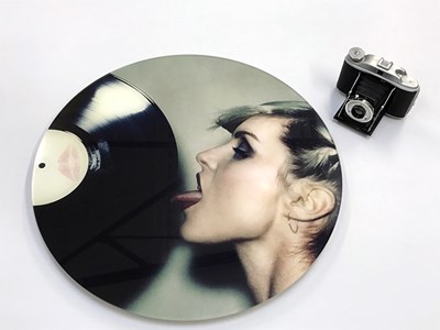 Lot 173 - DEBBIE HARRY / BLONDIE - LIMITED EDITION PICTURE THIS CIRCULAR PHOTO PRINT BY MARTYN GODDARD.