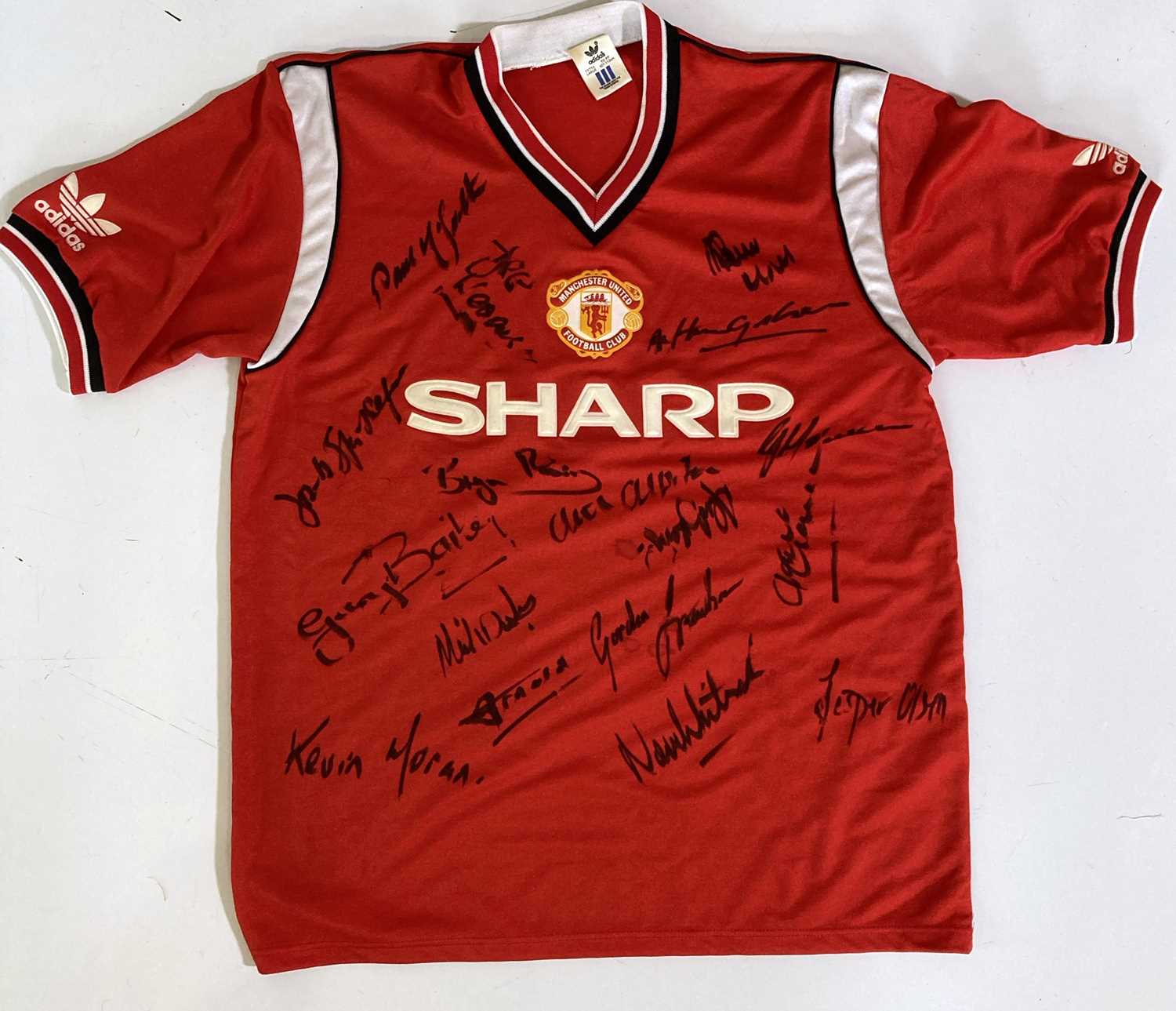 Lot 21 - MANCHESTER UNITED - A 1985 SIGNED FOOTBALL SHIRT.