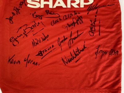 Lot 21 - MANCHESTER UNITED - A 1985 SIGNED FOOTBALL SHIRT.