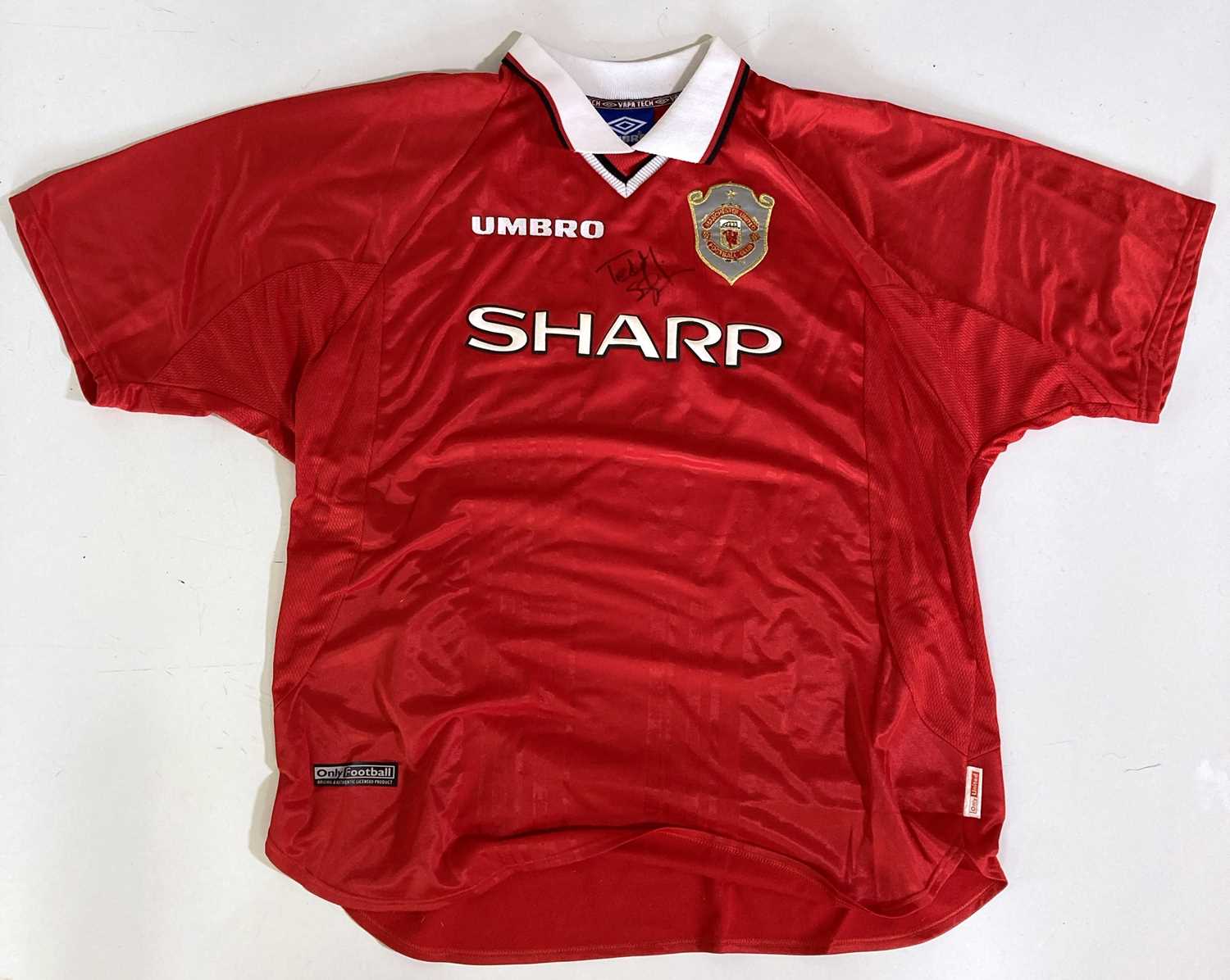 Lot 22 - MANCHESTER UNITED - A SHIRT SIGNED BY TEDDY SHERINGHAM.