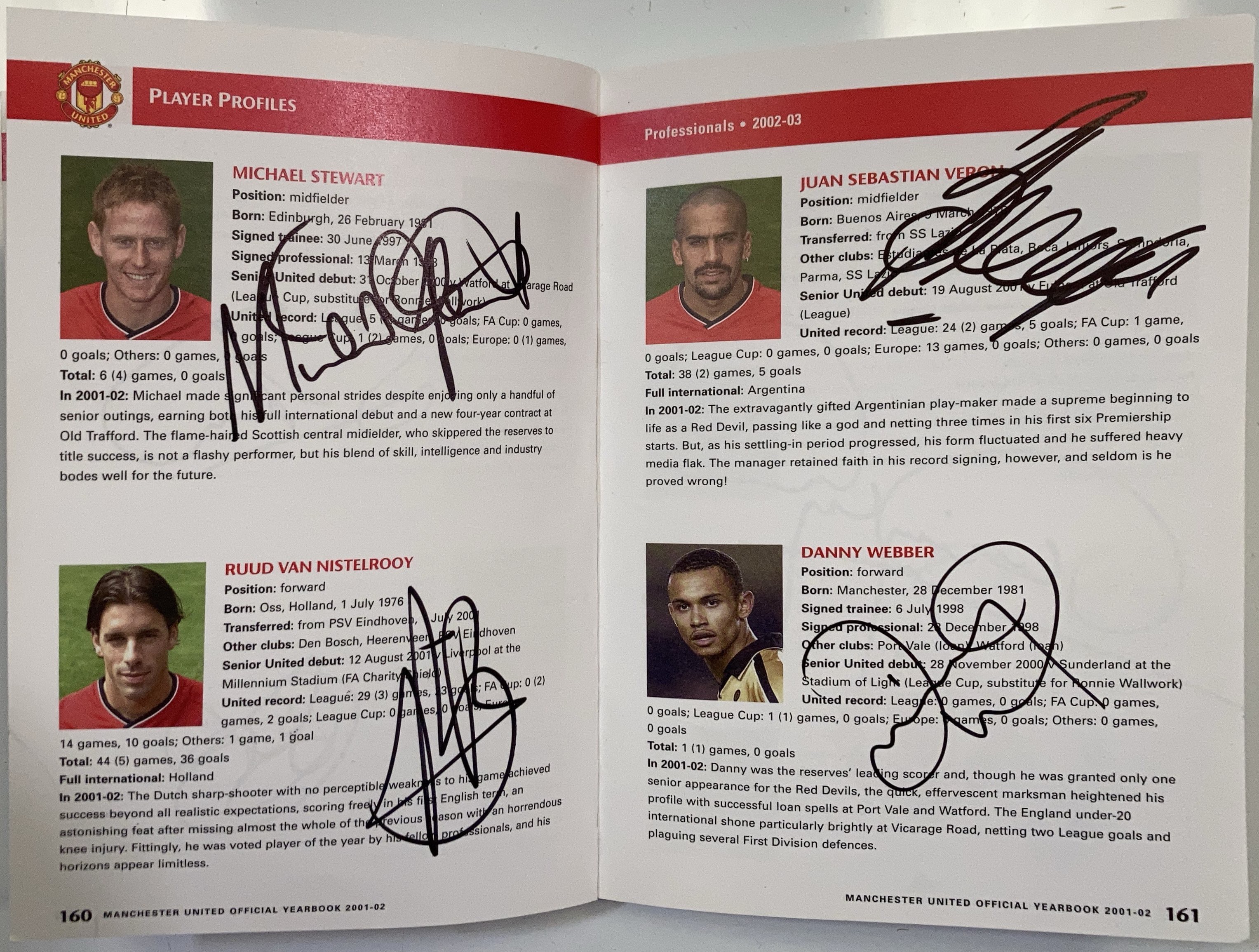 Lot 29 - MANCHESTER UNITED - A MULTI SIGNED 2002