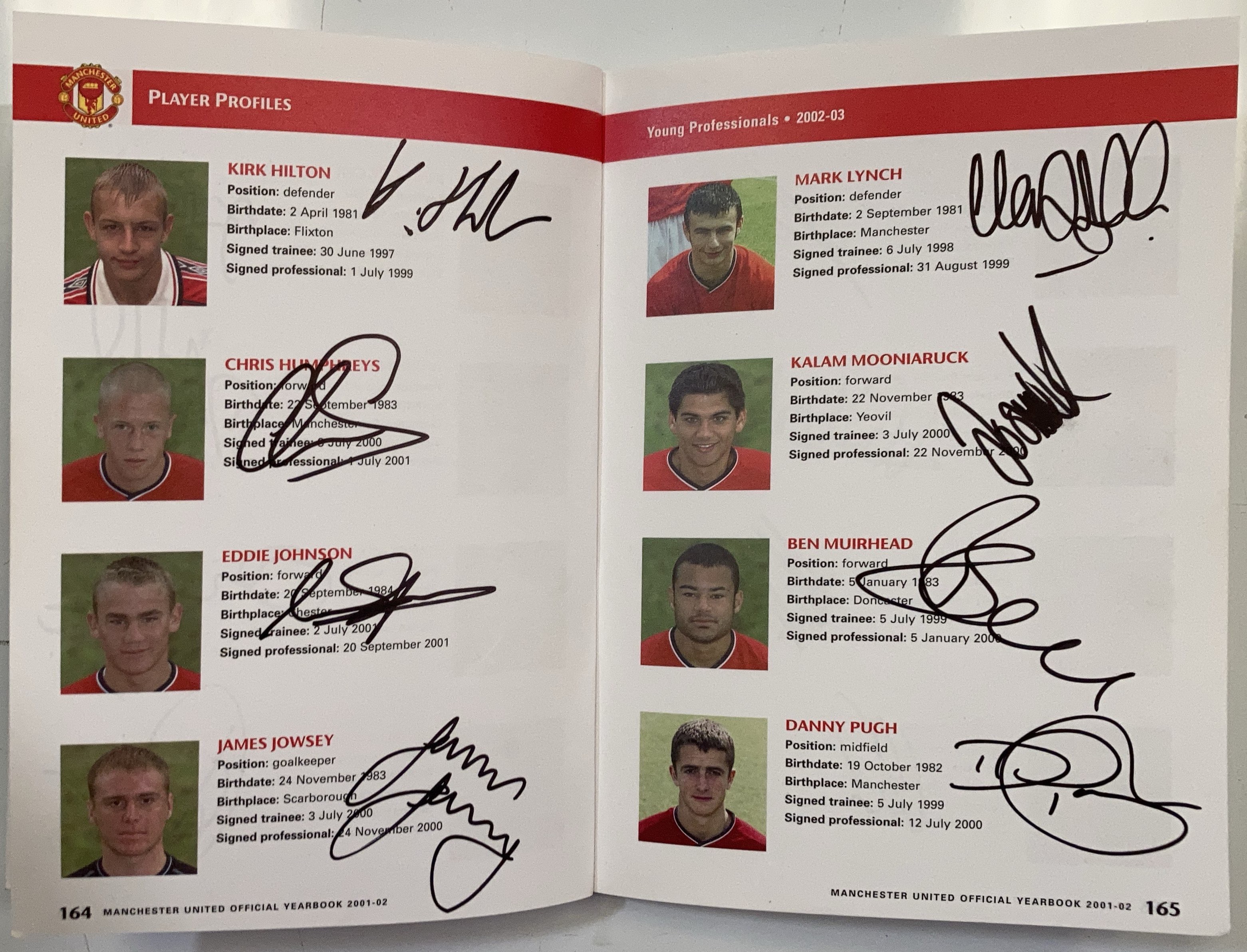 Lot 29 - MANCHESTER UNITED - A MULTI SIGNED 2002