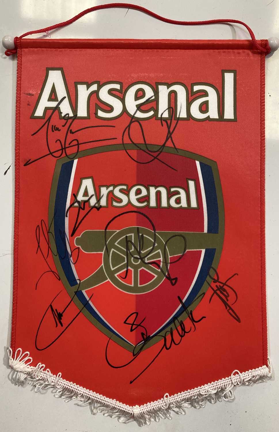 Lot 35 - ARSENAL - A SIGNED CLUB PENNANT.