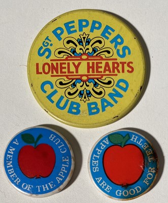 Lot 176 - BEATLES BADGE