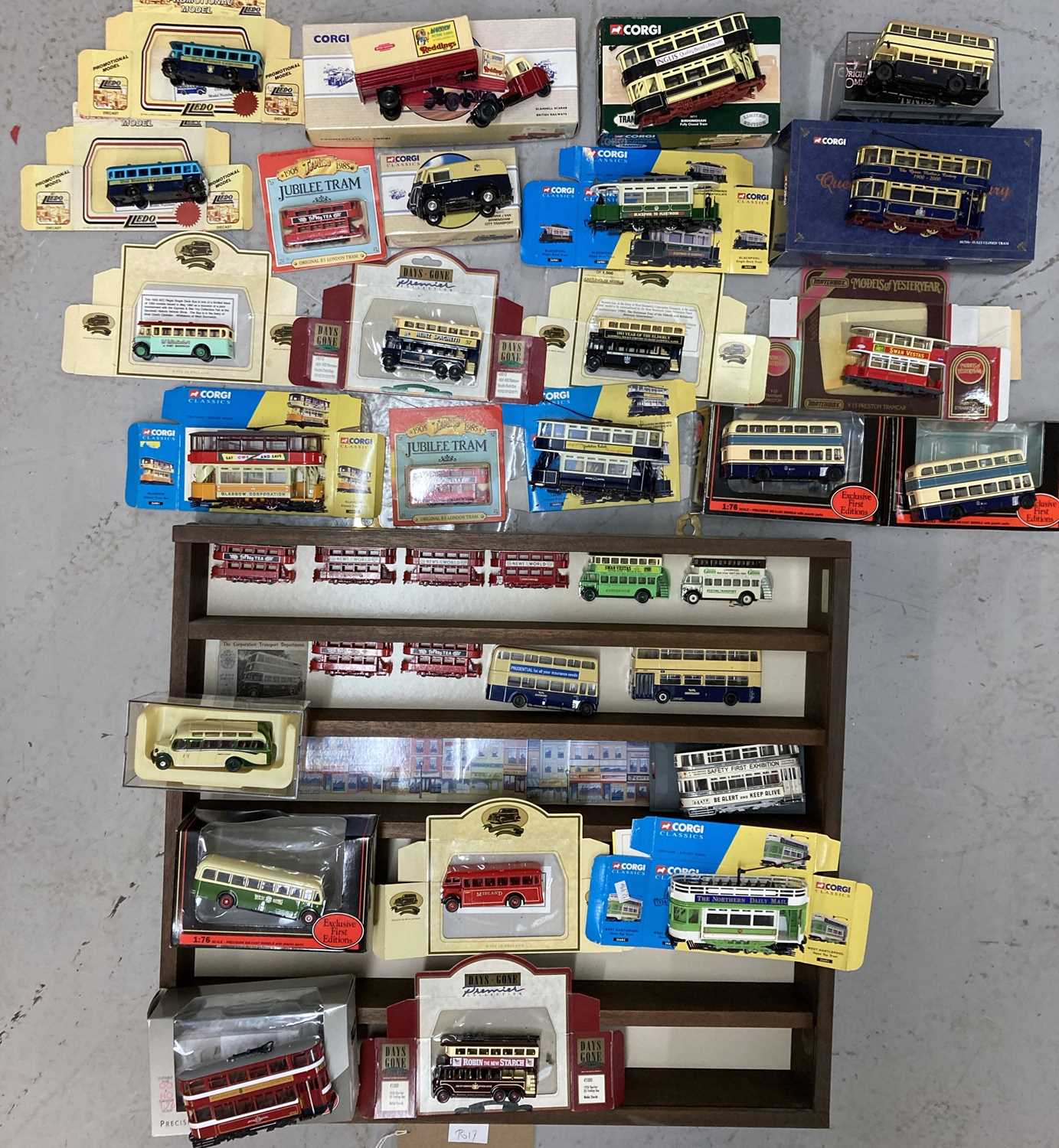 Lot 70 - DIE CAST MODELS - TRAMS.