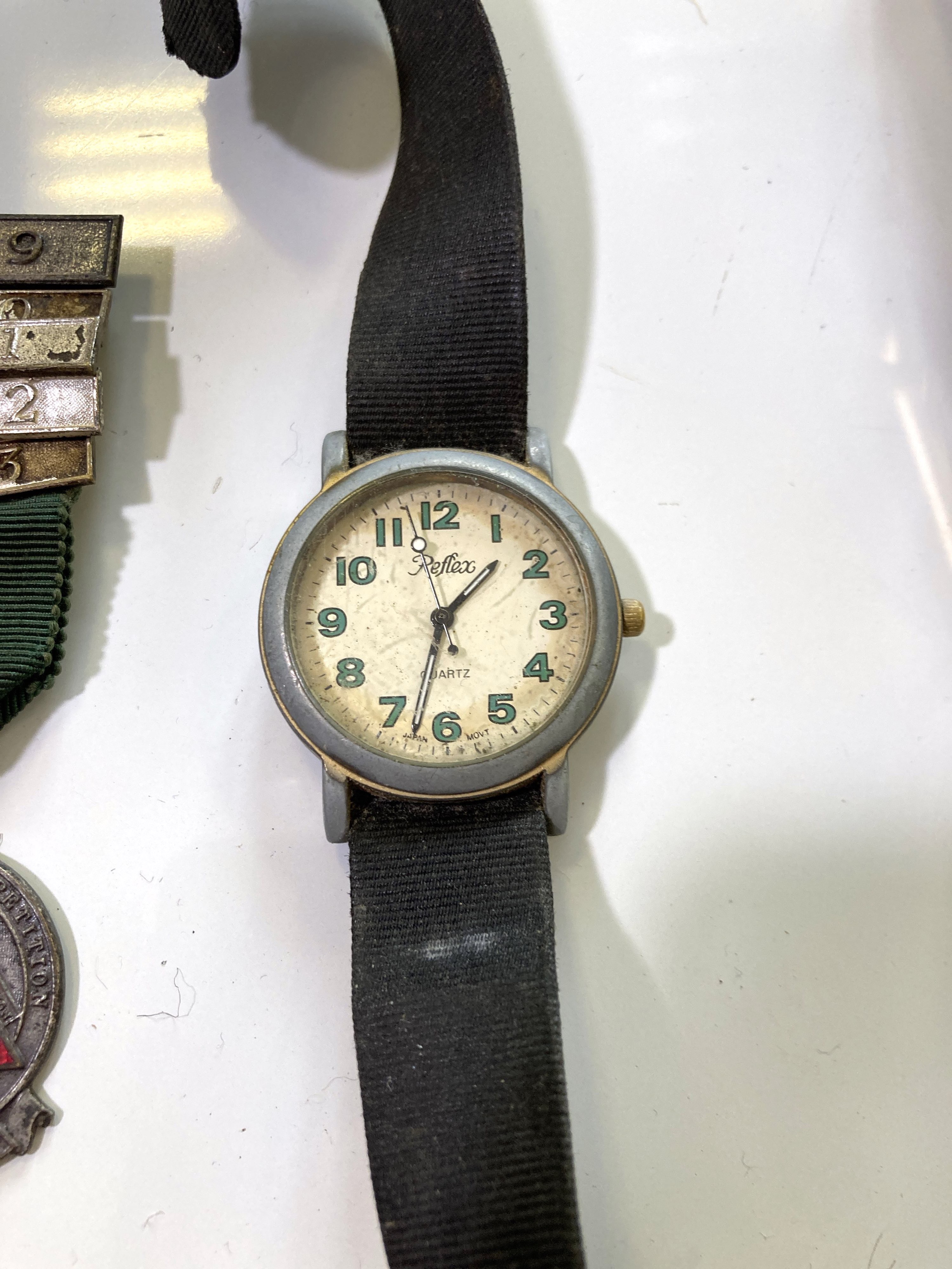 Lot 77 WATCHES AND JEWELLERY INC 9CT GOLD RING.