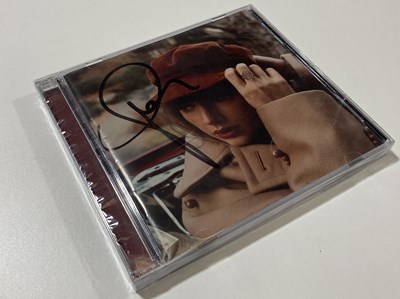 Lot 292 - TAYLOR SWIFT SIGNED CD.