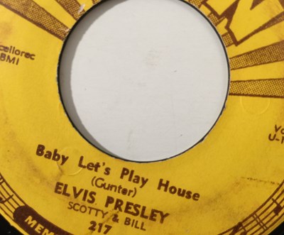 Lot 257 - ELVIS PRESLEY - BABY LET'S PLAY HOUSE 7 "(ORIGINAL US SUN 217 COPY)