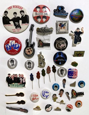 Lot 551 - THE BEATLES - ORIGINAL PIN BADGES.