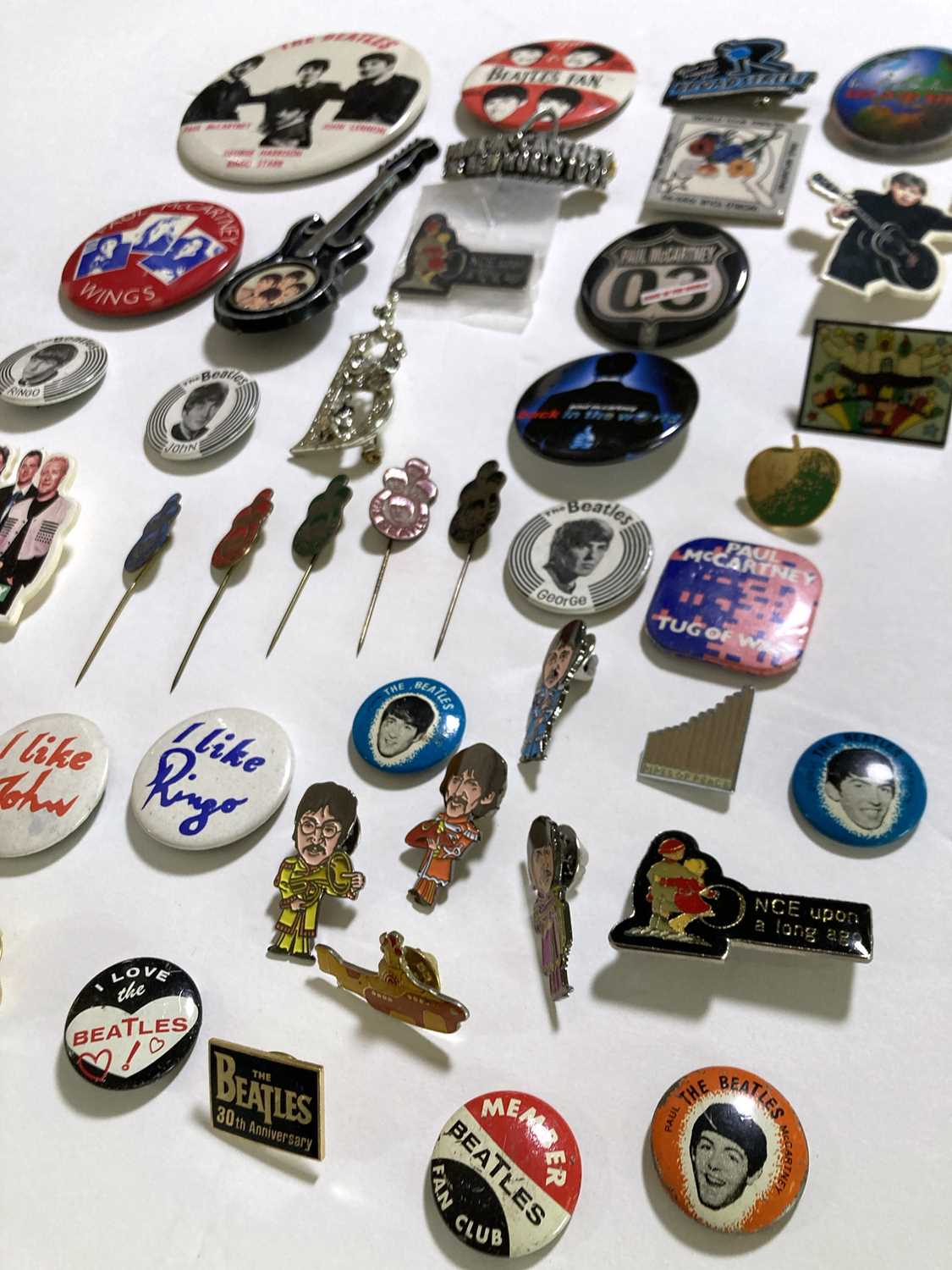 Lot 551 - THE BEATLES - ORIGINAL PIN BADGES.