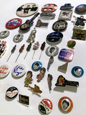 Lot 551 - THE BEATLES - ORIGINAL PIN BADGES.