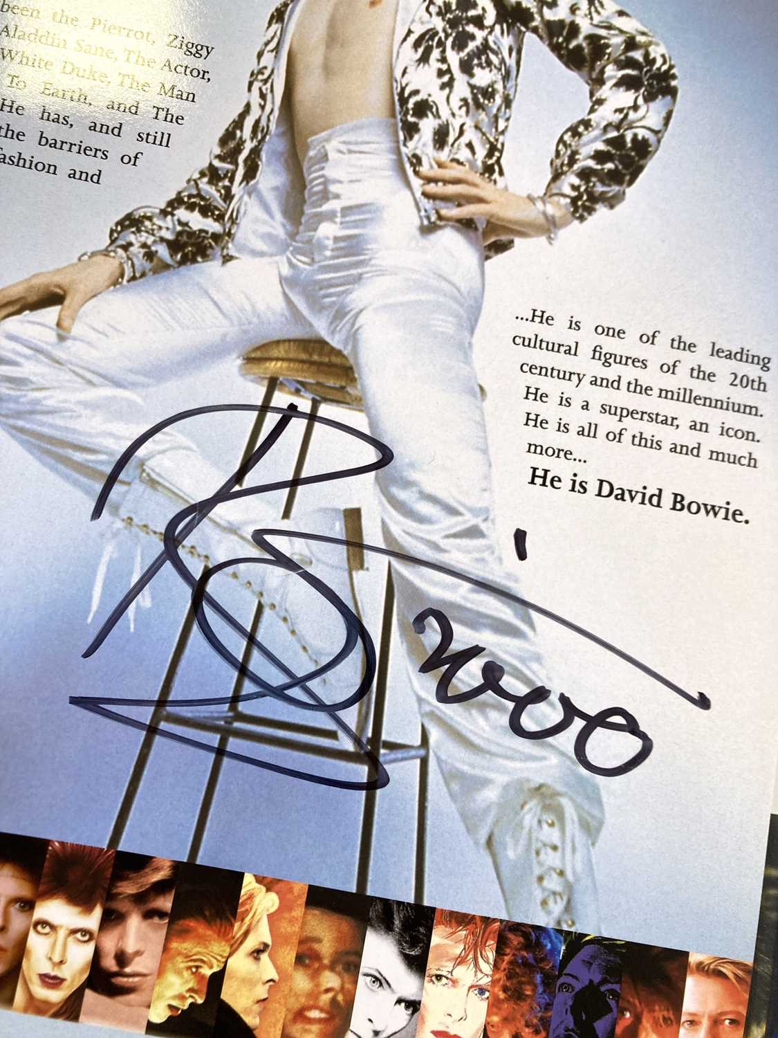 Lot 108 - DAVID BOWIE - SIGNED BOOKLET.