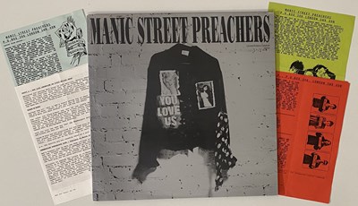 Lot 32 - MANIC STREET PREACHERS - LP/ 12"/ 7" PACK
