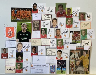 Lot 151 - SPORTS AUTOGRAPHS - MANCHESTER UNITED STARS PAST AND PRESENT