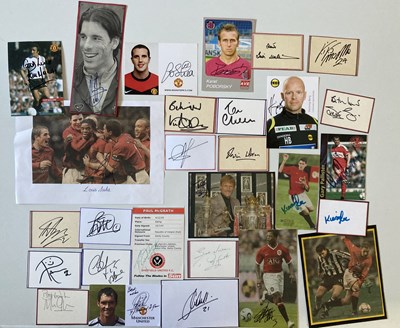 Lot 151 - SPORTS AUTOGRAPHS - MANCHESTER UNITED STARS PAST AND PRESENT