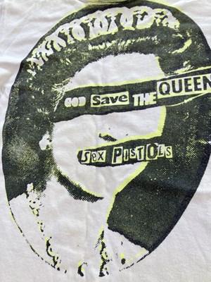 Lot 419 - SEX PISTOLS - VINTAGE GOD SAVE THE QUEEN T-SHIRT.