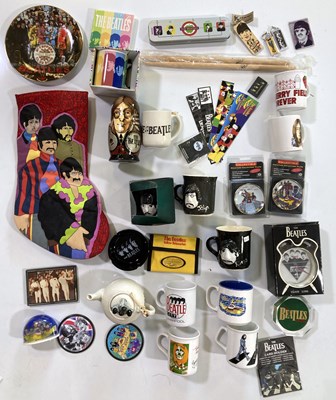 Lot 132 - THE BEATLES CERAMICS & COLLECTABLES.