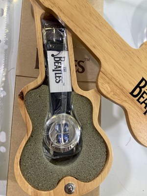 Lot 142 - BEATLES MEMORABILIA AND COLLECTABLES INC WORCESTER WARE / WATCH.