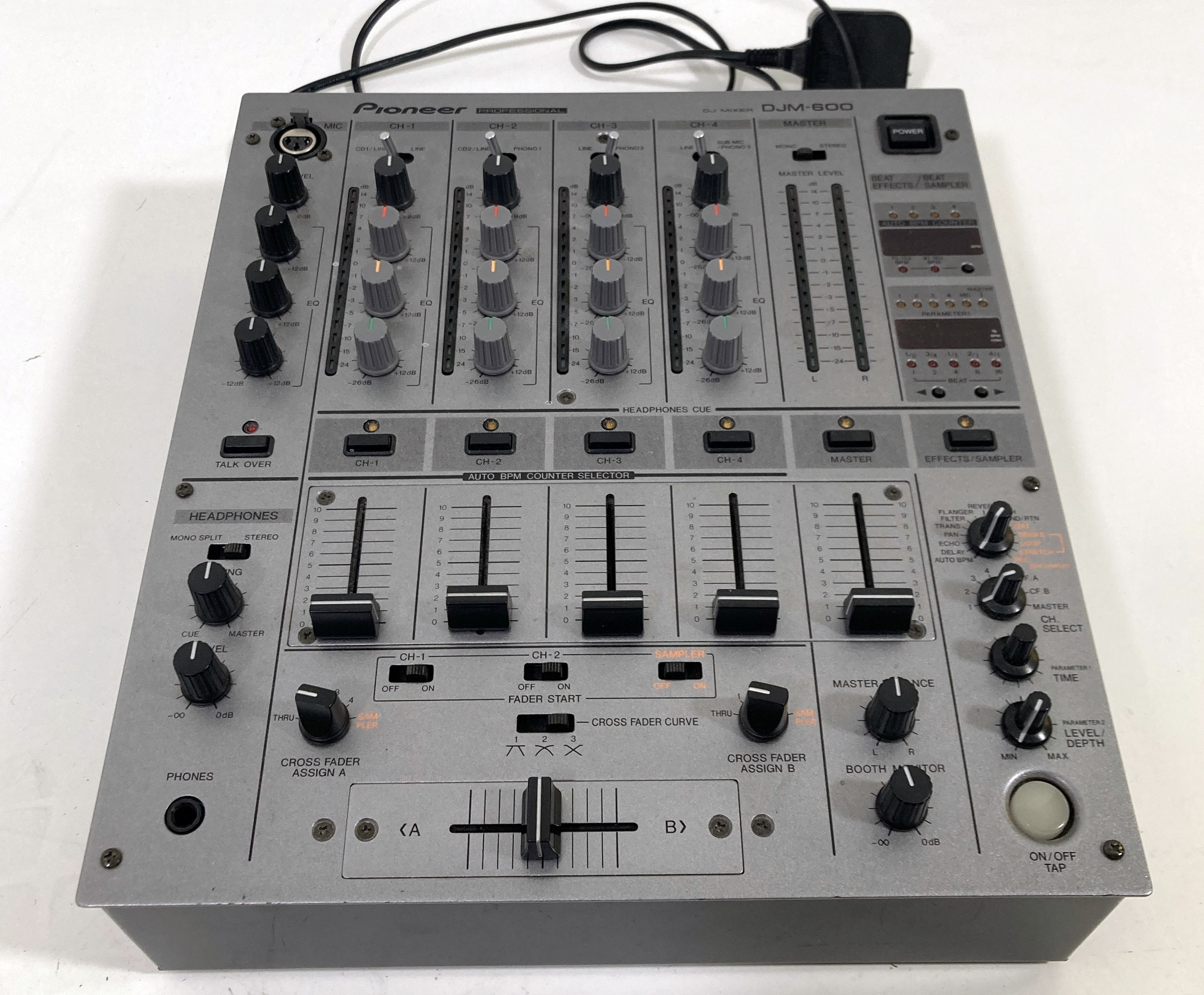 Lot 10 - PIONEER DJM600.