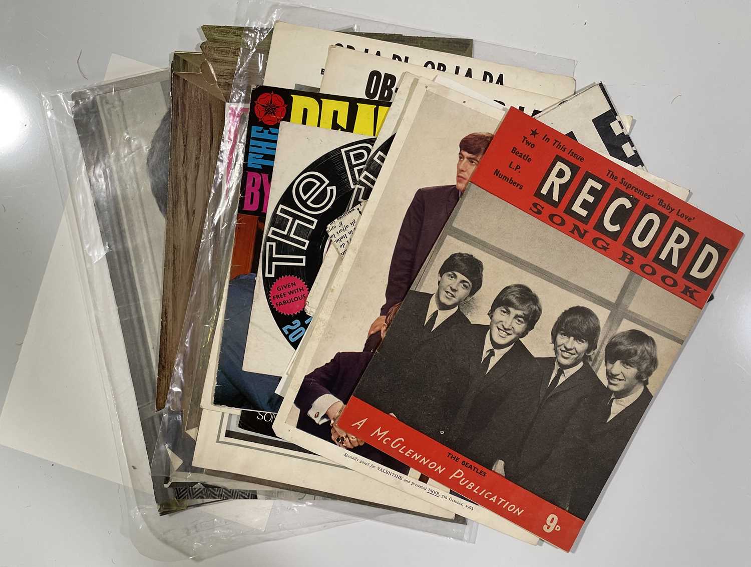 Lot 161 - THE BEATLES - 1960S COLLECTABLES INC FAN CLUB EPHEMERA.