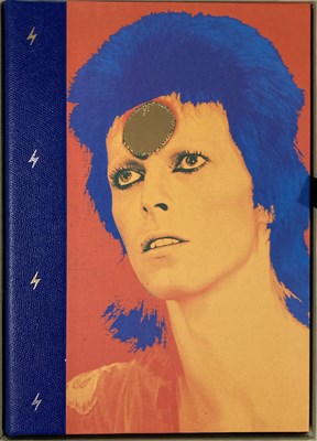 Lot 380 - DAVID BOWIE / MICK ROCK SIGNED MOONAGE DAYDREAM BOOK - GENESIS PUBLICATIONS.