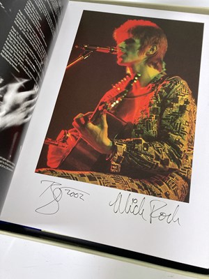 Lot 380 - DAVID BOWIE / MICK ROCK SIGNED MOONAGE DAYDREAM BOOK - GENESIS PUBLICATIONS.