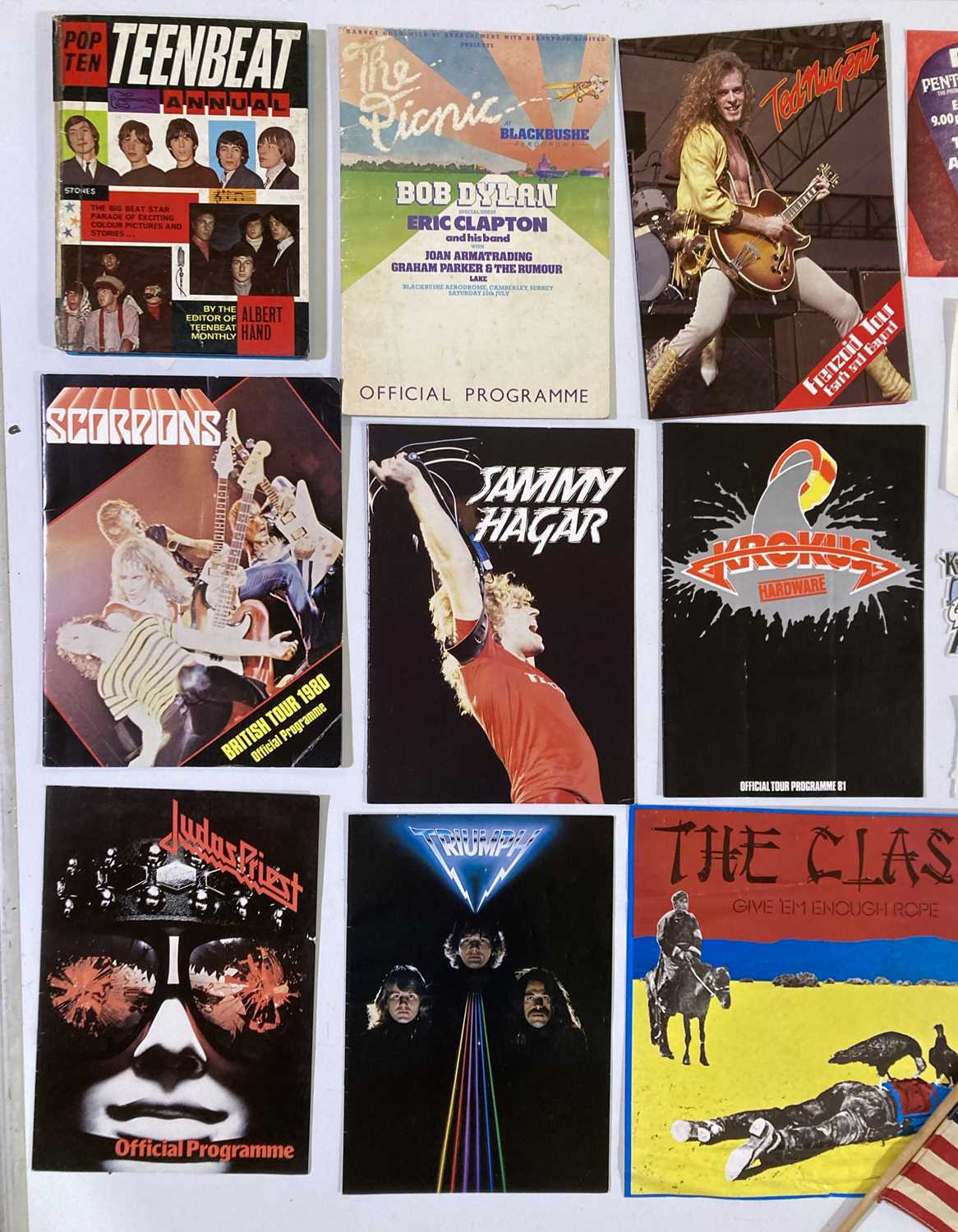 Lot 119 - CONCERT MEMORABILIA - PROGRAMMES / BADGES