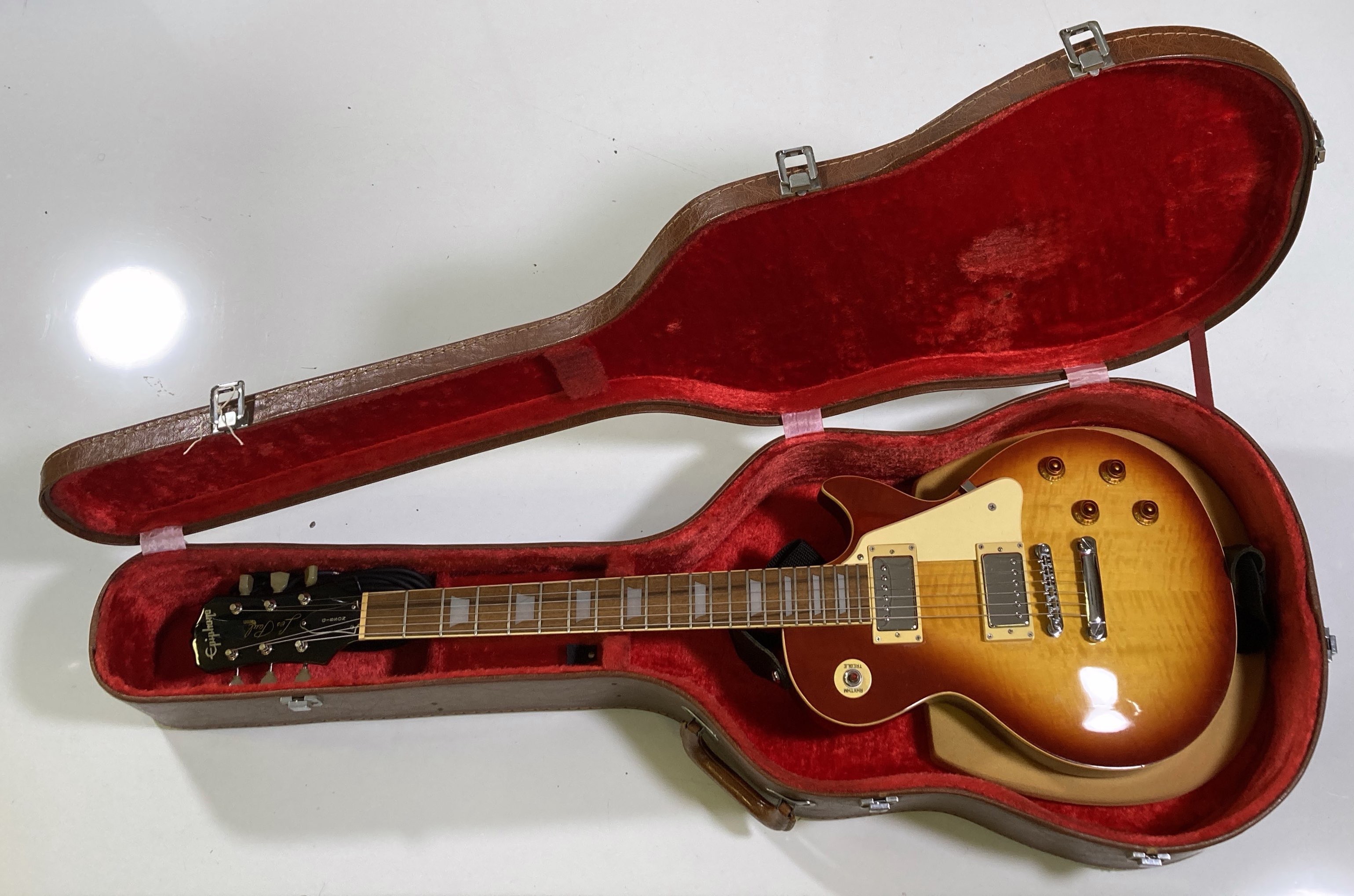 Lot 41 EPIPHONE LES PAUL ELECTRIC GUITAR.