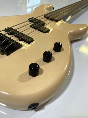 Lot 43 - VOX WHITE SHADOW ELECTRIC BASS GUITAR.